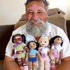 Homem costura bonecas com vitiligo para que as crianças se sintam representadas