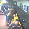 Vídeo mostra mulher a cair na linha de metro depois de ser empurrada por homem a desmaiar