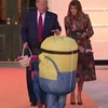 Trump coloca doces em cima de cabeça de uma criança e momento torna-se viral