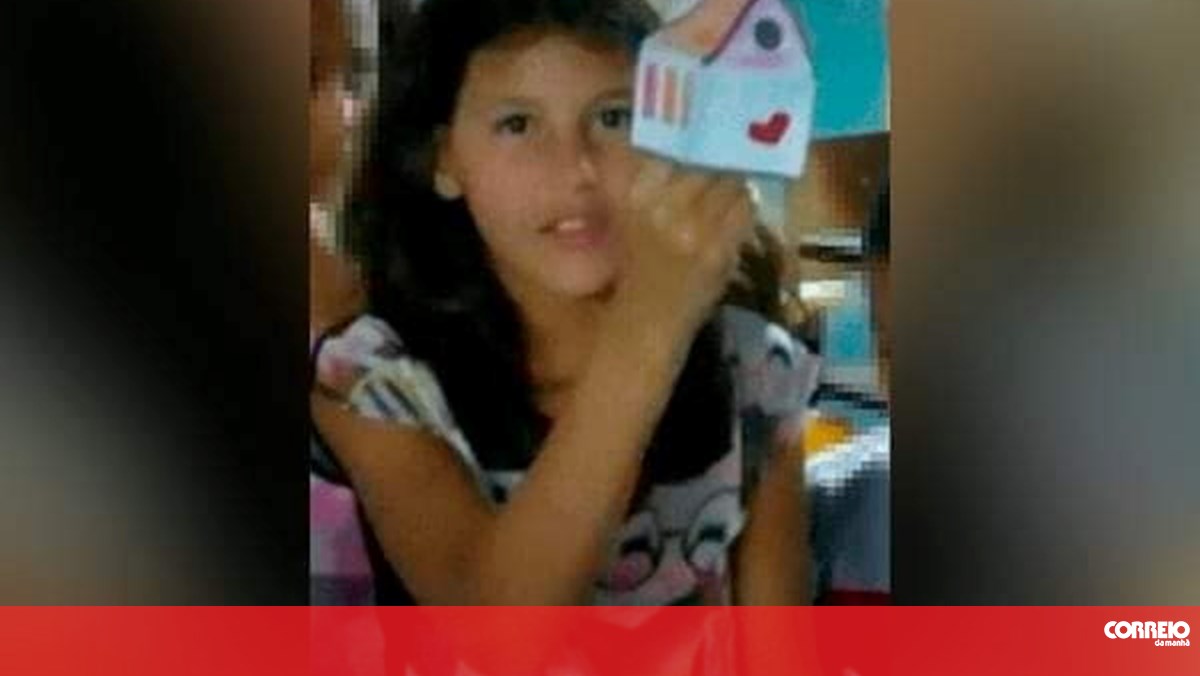 Menina de peitinho