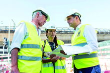 O autarca Fernando Medina com os responsáveis da obra 