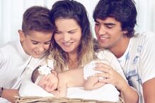 Katia Aveiro e os filhos