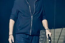 Phil Collins aparece numa cadeira de rodas e cai durante concerto