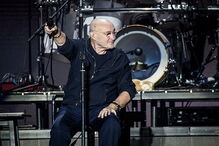 Phil Collins aparece numa cadeira de rodas e cai durante concerto
