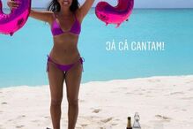 Sofia Ribeiro com balões alusivos ao 35º aniversário