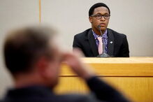 Homem abraça polícia que matou o irmão: 