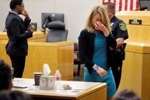 Homem abraça polícia que matou o irmão: 