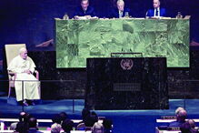 Como presidente da ONU a receber o Papa João Paulo II. Nos bastidores Freitas amparou o Papa que quase desmaiou 