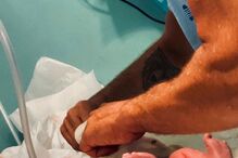 Diogo Amaral e o filho mais novo, Oliver, quando nasceu