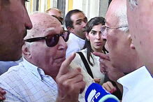 Momentos de tensão entre um popular e o primeiro-ministro e líder do Partido Socialista, António Costa. O incidente ocorreu no Terreiro do Paço, em Lisboa. António Costa não gostou do que ouviu  e respondeu à acusação do homem em tom irritado. Quando a conversa azedou, os seguranças do chefe do Governo impediram que houvesse outras consequências. Um fim de campanha agitado   