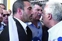 Momentos de tensão entre um popular e o primeiro-ministro e líder do Partido Socialista, António Costa. O incidente ocorreu no Terreiro do Paço, em Lisboa. António Costa não gostou do que ouviu e respondeu à acusação do homem em tom irritado. Quando a conversa azedou, os seguranças do chefe do Governo impediram que houvesse outras consequências. Um fim de campanha agitado   