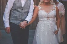 Noiva cola cinzas do pai em unhas falsas para que ele a possa acompanhar no altar