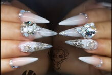 Noiva cola cinzas do pai em unhas falsas para que ele a possa acompanhar no altar