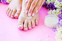 Hidrate bem a pele, diariamente, com creme, para que esta não fique seca e também para que não surjam úlceras nos dedos 