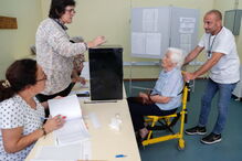 Eleitores exercem o direito ao voto nas Legislativas