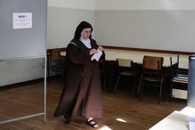 Eleitores exercem o direito ao voto nas Legislativas