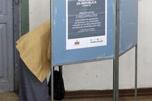 Eleitores exercem o direito ao voto nas Legislativas