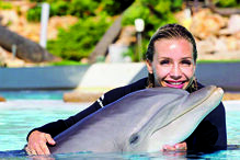 Atriz radiante com os golfinhos  