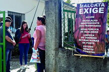 Habitantes em protesto em frente à Junta de Malcata 