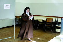 Freira exerce direito de voto em Coimbra 