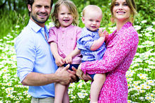 Príncipe Carlos Filipe com a princesa Sofia e os filhos, Alexandre e Gabriel  