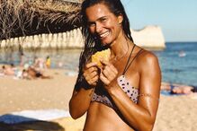 Cláudia Vieira mostra barriga de grávida