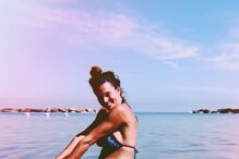 Cláudia Vieira mostra barriga de grávida