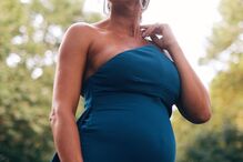 Cláudia Vieira mostra barriga de grávida