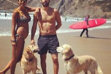 Cláudia Vieira mostra barriga de grávida ao lado do companheiro, João Alves