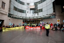 Ativistas pelo clima bloqueiam entrada da sede da BBC em Londres. Veja as imagens