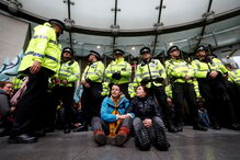 Ativistas pelo clima bloqueiam entrada da sede da BBC em Londres. Veja as imagens