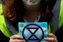 Ativistas pelo clima bloqueiam entrada da sede da BBC em Londres. Veja as imagens