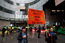 Ativistas pelo clima bloqueiam entrada da sede da BBC em Londres. Veja as imagens