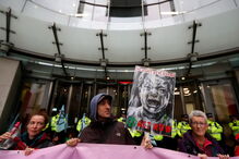 Ativistas pelo clima bloqueiam entrada da sede da BBC em Londres. Veja as imagens