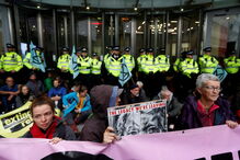 Ativistas pelo clima bloqueiam entrada da sede da BBC em Londres. Veja as imagens