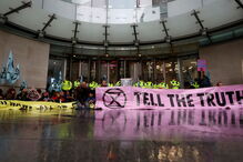 Ativistas pelo clima bloqueiam entrada da sede da BBC em Londres. Veja as imagens