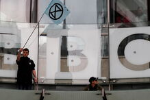 Ativistas pelo clima bloqueiam entrada da sede da BBC em Londres. Veja as imagens