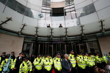 Ativistas pelo clima bloqueiam entrada da sede da BBC em Londres. Veja as imagens
