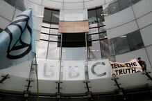 Ativistas pelo clima bloqueiam entrada da sede da BBC em Londres. Veja as imagens