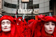 Ativistas pelo clima bloqueiam entrada da sede da BBC em Londres. Veja as imagens