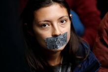 Ativistas pelo clima bloqueiam entrada da sede da BBC em Londres. Veja as imagens