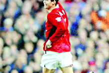 Manchester United. O primeiro golo marcado por Ronaldo nos ‘devils’ foi frente ao portsmouth (3-0), em 2003. Festejou assim.