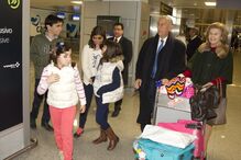 Marcelo Rebelo de Sousa no aeroporto com os netos e a avó paterna dos mesmos, antes de estes viajarem para o Brasil