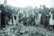 Multidão de olhos postos no Sol. Um fenómeno que tem tido várias interpretações, mas permanece um mistério 