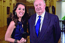 Nas redes sociais, tem uma fotografia com Alberto João Jardim