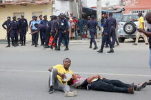 Confrontos entre agentes da polícia angolana e ativistas quando se manifestavam contra o desemprego