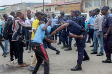 Confrontos entre agentes da polícia angolana e ativistas quando se manifestavam contra o desemprego