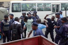 Confrontos entre agentes da polícia angolana e ativistas quando se manifestavam contra o desemprego