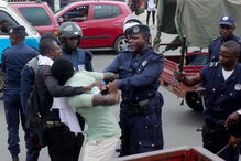Confrontos entre agentes da polícia angolana e ativistas quando se manifestavam contra o desemprego