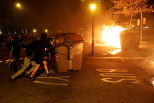Manifestantes atiram pedras e ácido contra a polícia em Barcelona